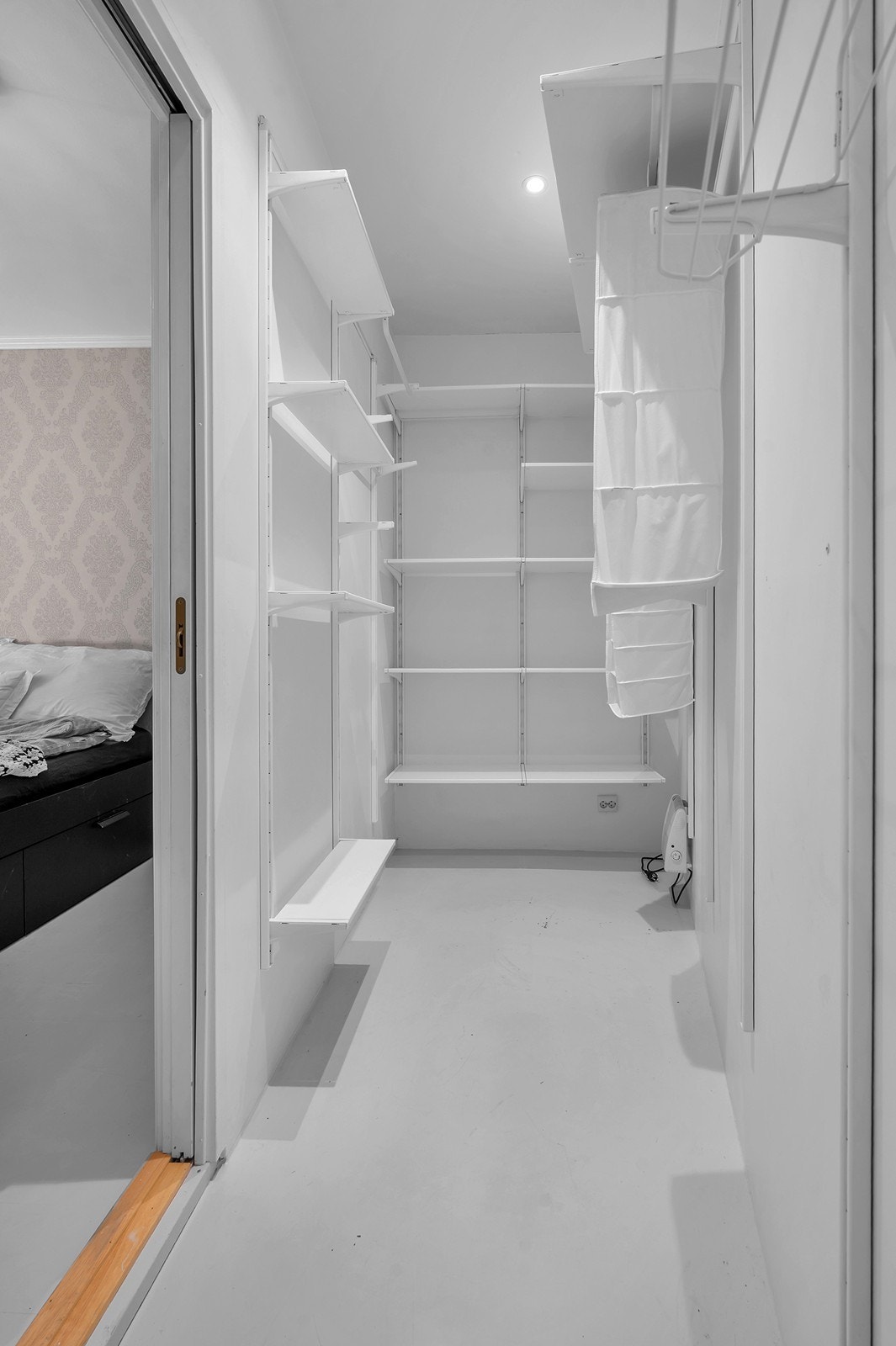 I tilknytning til hovedsoverommet er det en bod som kan benyttes som walk-in garderobe Galleribilde