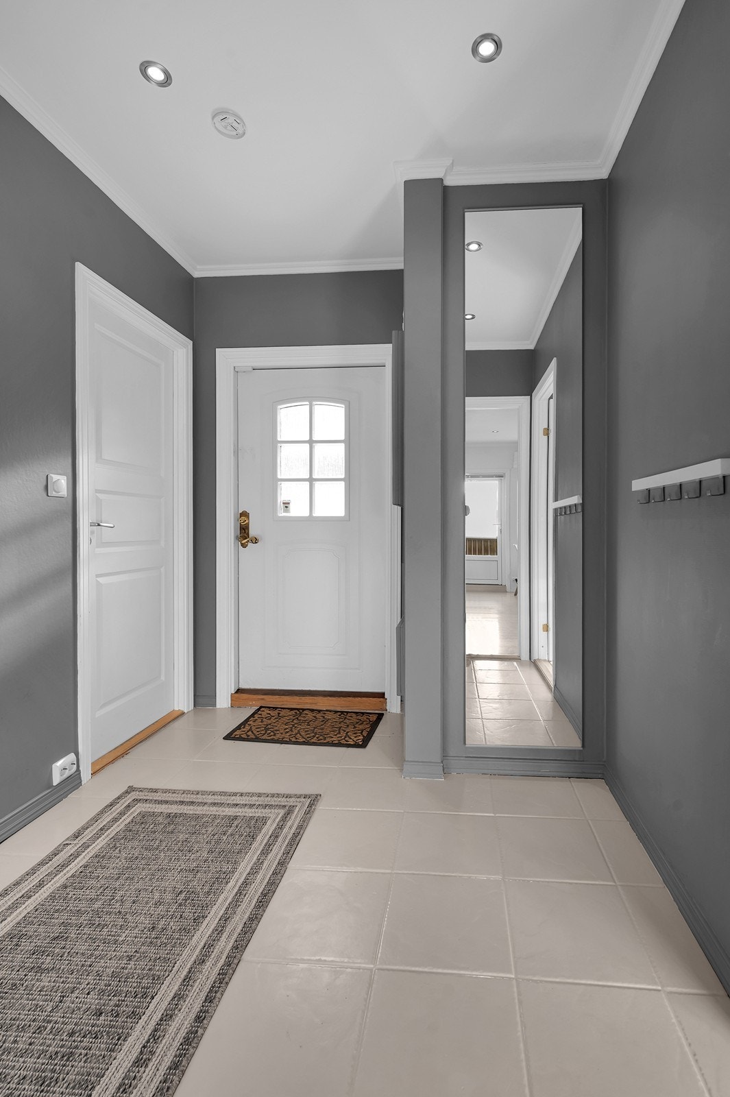 Det er gjennomgående downlights i taket som bidrar til jevn og behagelig belysning. Galleribilde