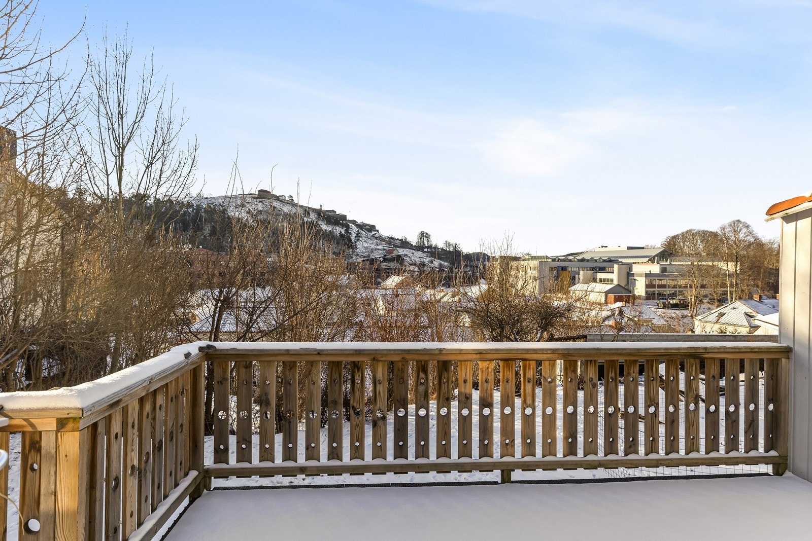 Nærområdet er barnevennlig med kort vei til blant annet Os skole og Halden videregående skole. Galleribilde