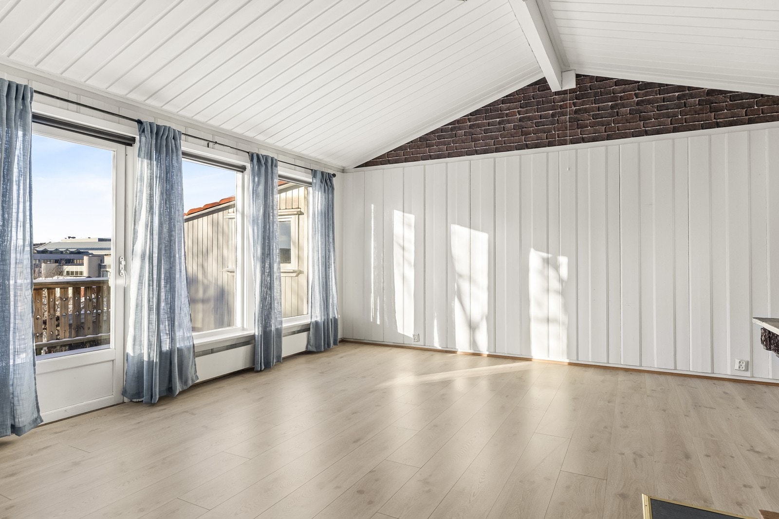 Stuen har store vindusflater og direkte utgang til terrassen. Galleribilde