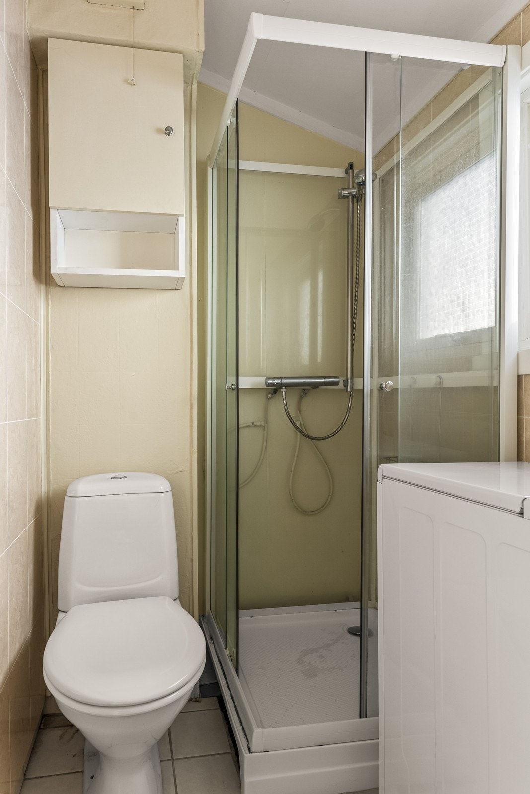 Rommet er utstyrt med gulvmontert toalett og dusjkabinett. Galleribilde