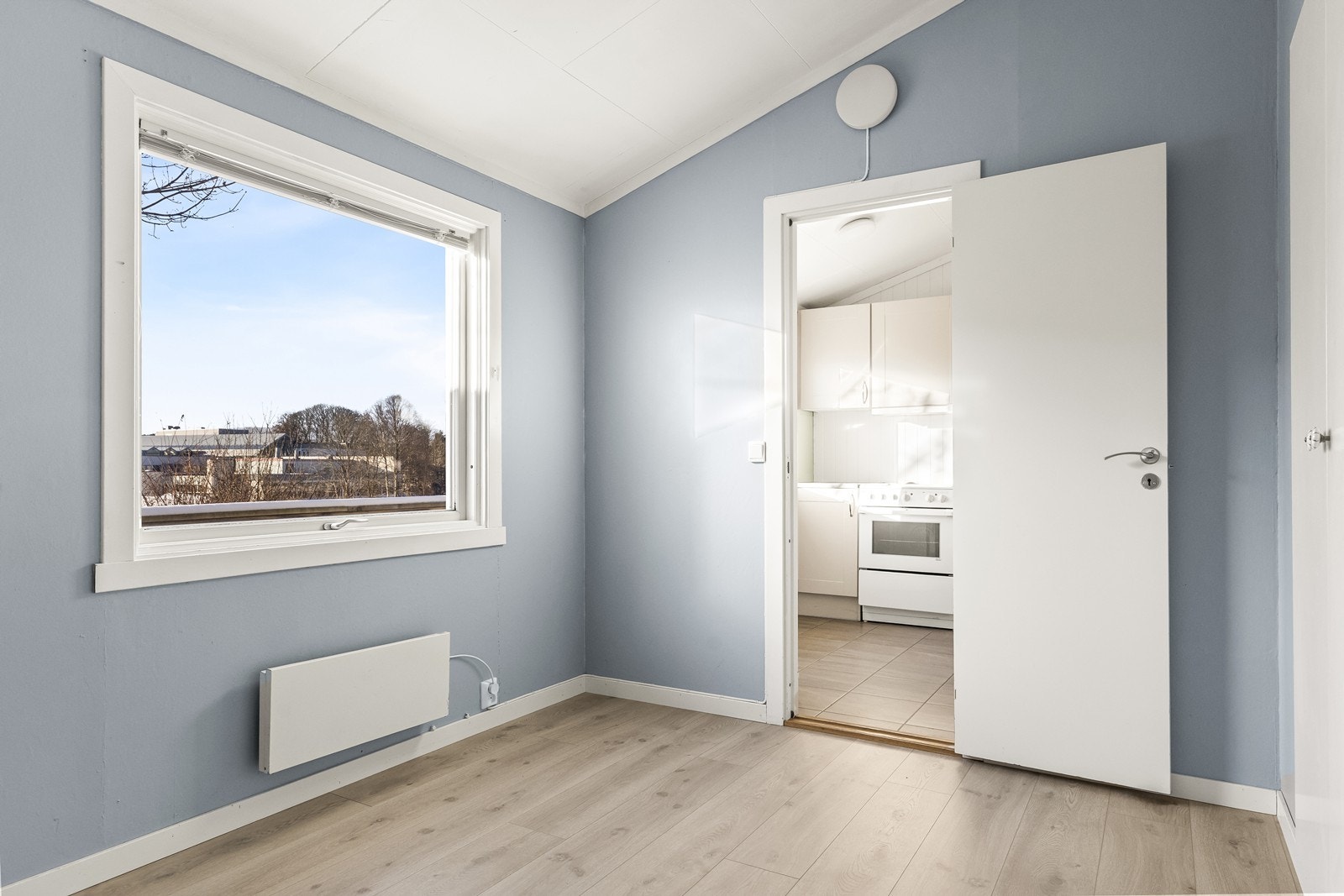 Soverommene har laminatgulv og panelovner for oppvarming. Galleribilde