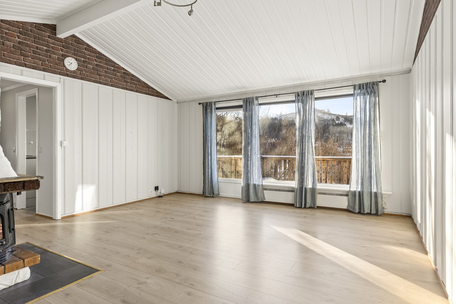 Gulvet i stuen er belagt med laminat, som gir et enhetlig og slitesterkt underlag. Galleribilde