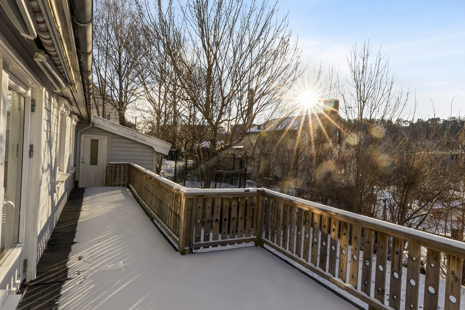 Terrassen er oppført i trekonstruksjon og har en levegg som gir god skjerming. Galleribilde