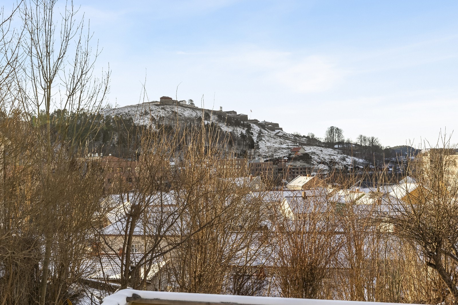 Fra eiendommen er det utsikt mot Fredriksten festning, et sentralt landemerke i Halden. Galleribilde
