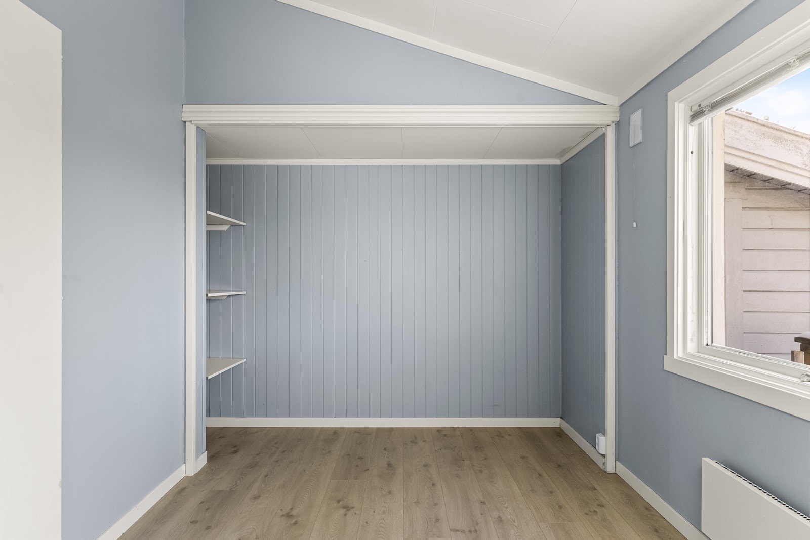 Boligen inneholder to soverom. Dette rommet har en praktisk, åpen garderobeløsning. Galleribilde