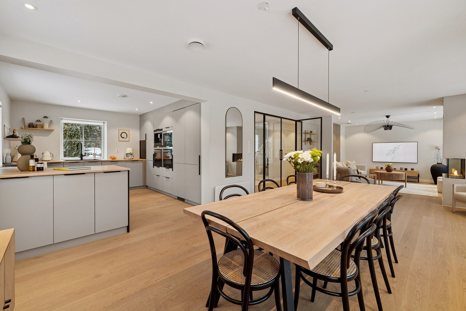 Åpen og sosial løsning mellom spisestue og kjøkken som fungerer til hverdags og fest Galleribilde