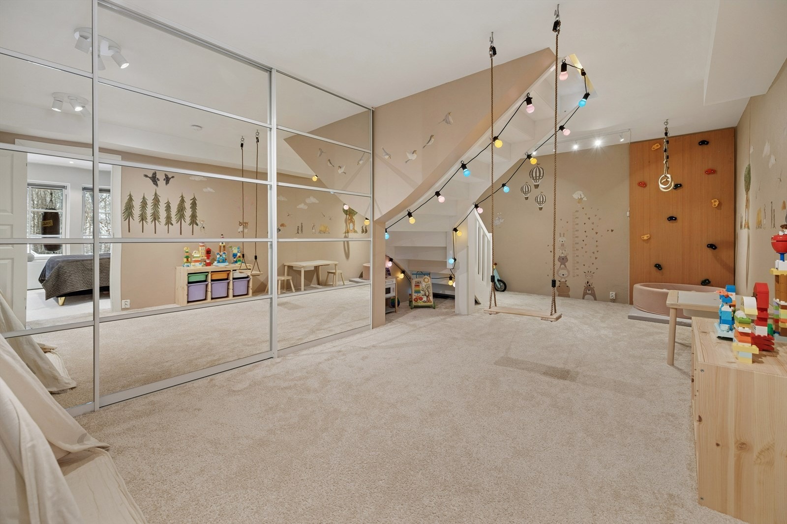 Innredet lekerom i kjeller med varmekabler i gulv Galleribilde