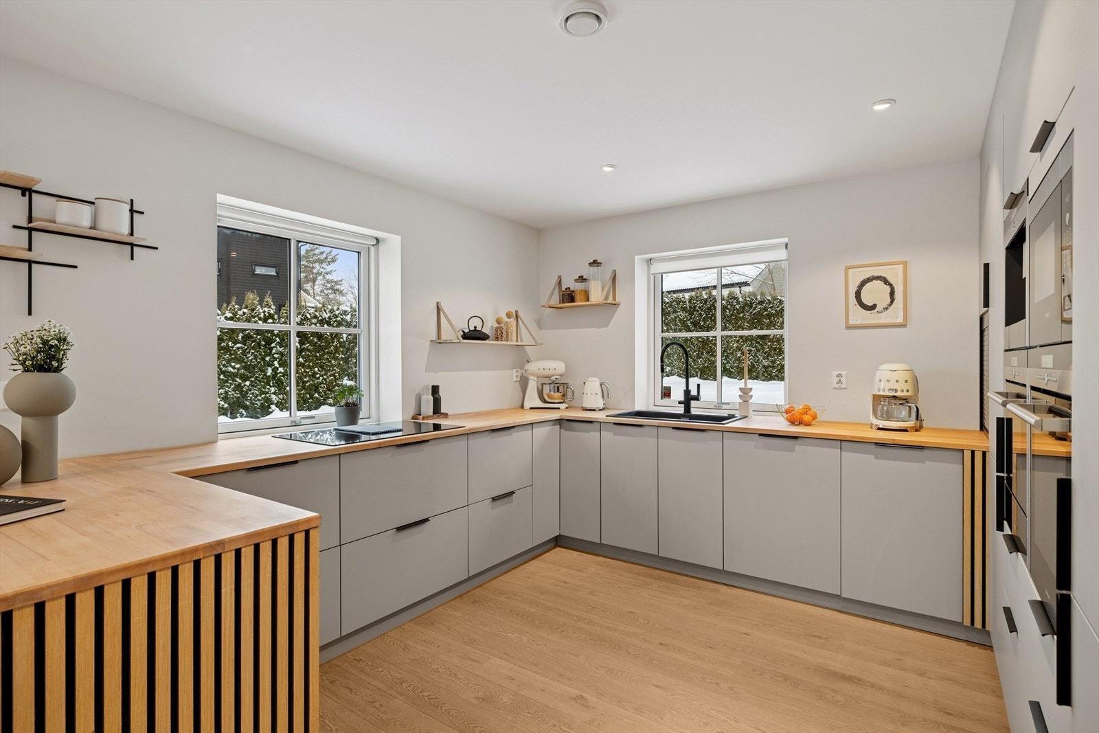 Kjøkkenet er fra 2022 og har rikelig med oppbevaring og benkeplass Galleribilde