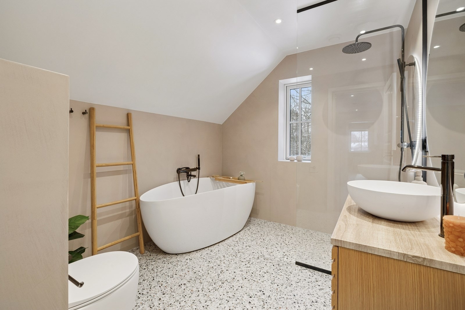 Baderom i 2. etasje som ble overflateoppusset i 2023 Galleribilde