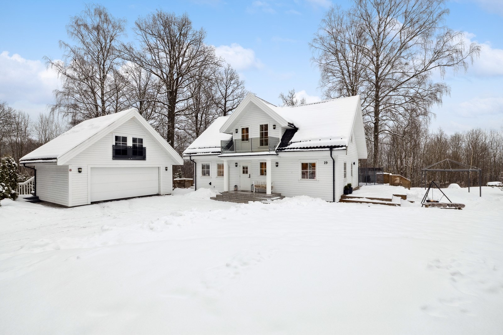 Dobbel garasje med innredet rom i overetasjen Galleribilde