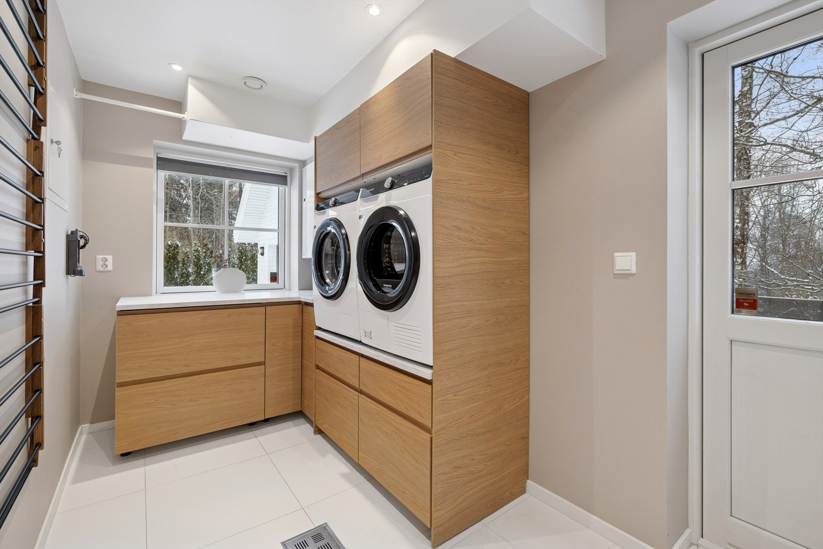 Vaskerommet har en pen og praktisk innredning som gjør hverdagen litt enklere Galleribilde