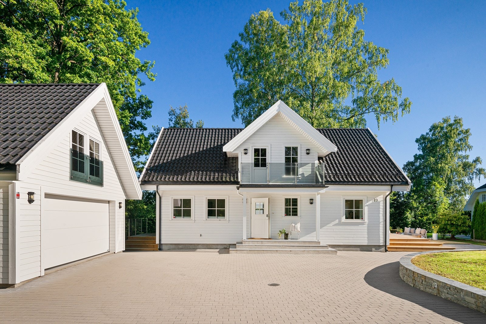 Praktfull bolig med pent opparbeidet tomt. Bildet er tatt sommeren 2022 Galleribilde