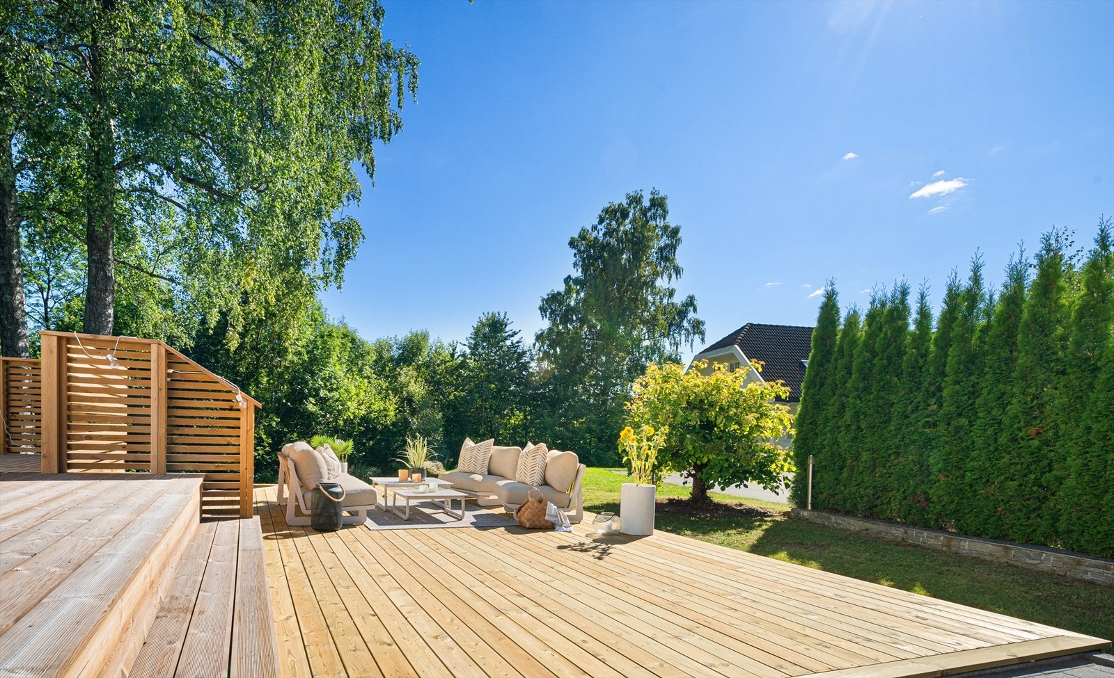 Stor markterrasse med meget gode solforhold. Bildet er tatt sommeren 2022 så terrassen har mer patina i dag Galleribilde