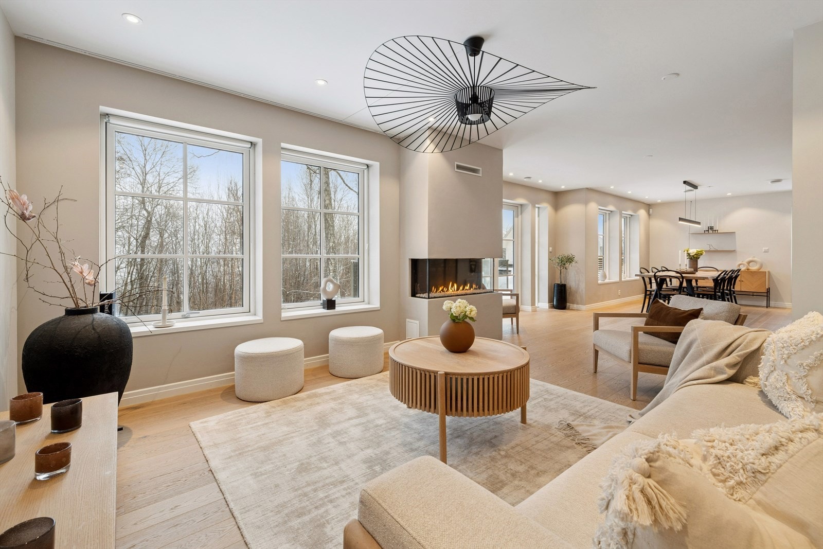 Store vinduesflater som slipper inn mye lys Galleribilde