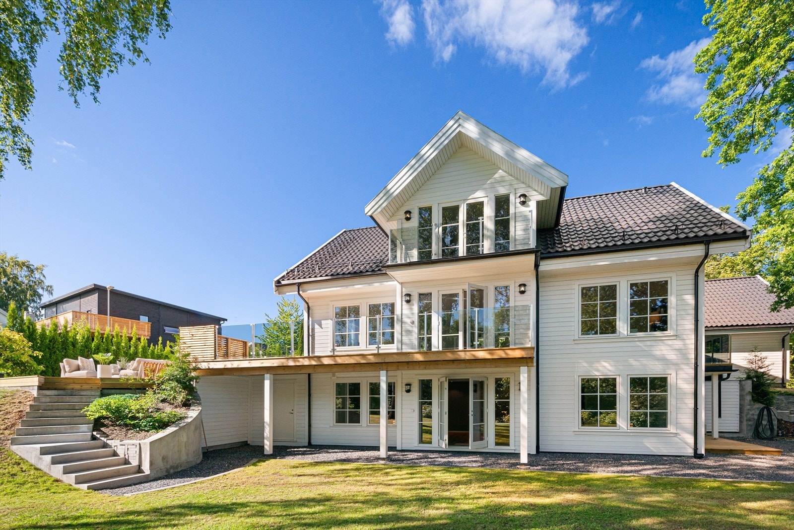 Fasade sett fra hagen. Bildet er tatt sommeren 2022 Galleribilde