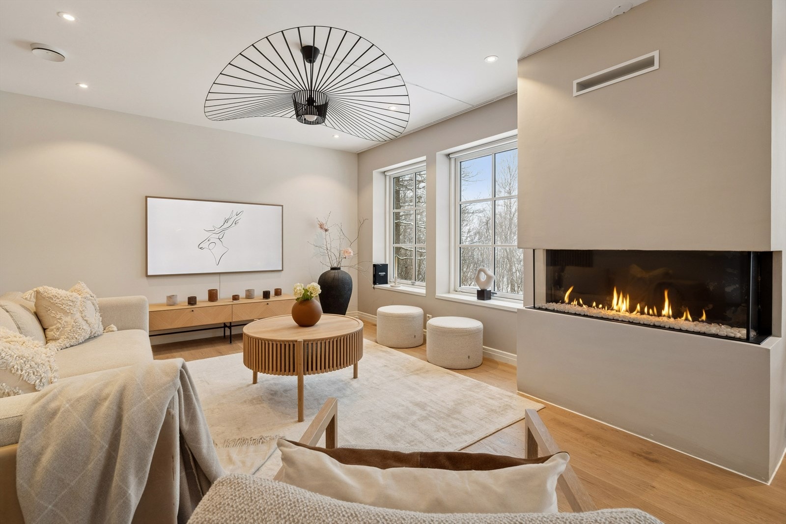 Stue med stemningsfull gasspeis Galleribilde