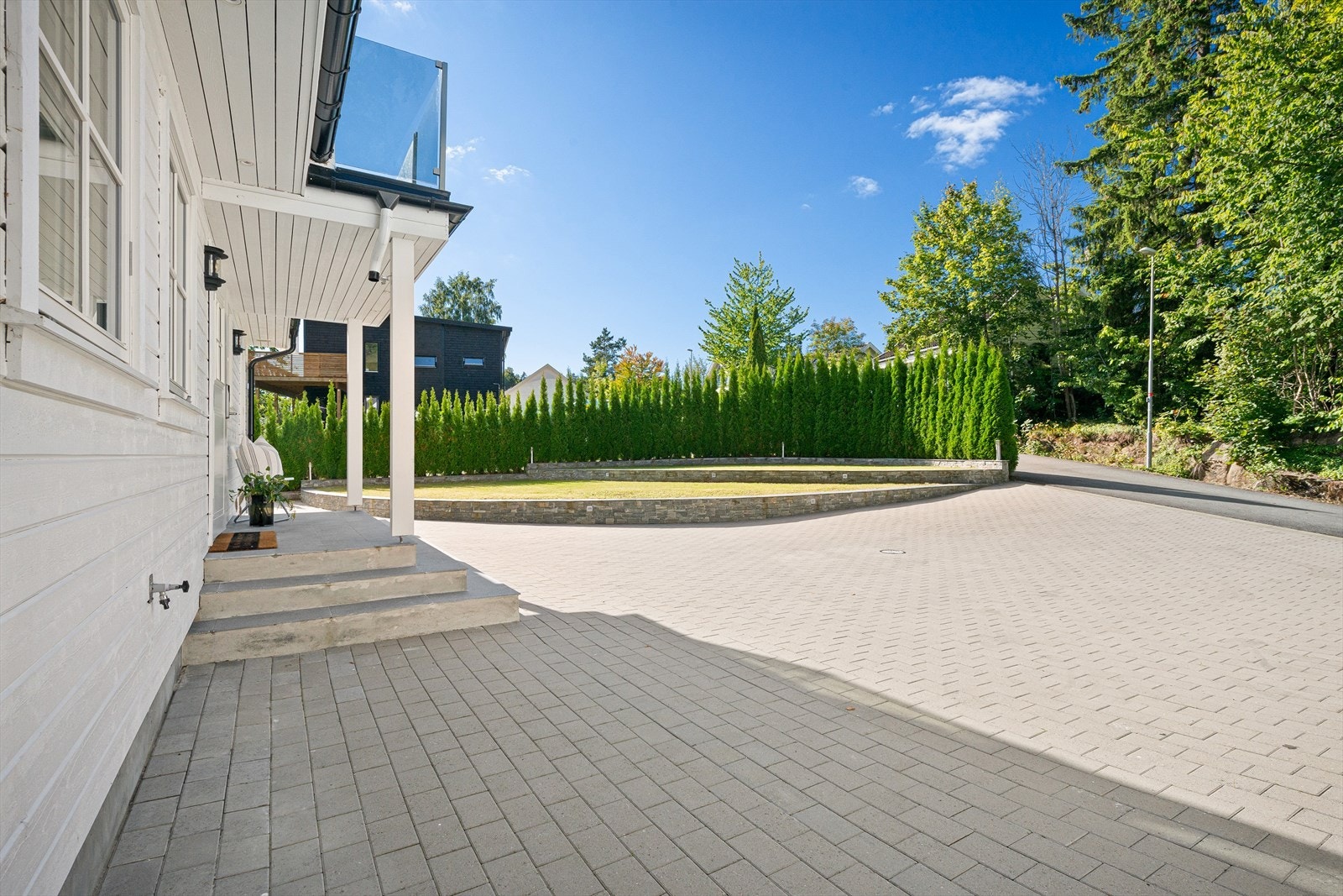 Nydelig adkomst med belegningssten. Bildet er tatt sommeren 2022. Trappen er i ettertid flislagt Galleribilde