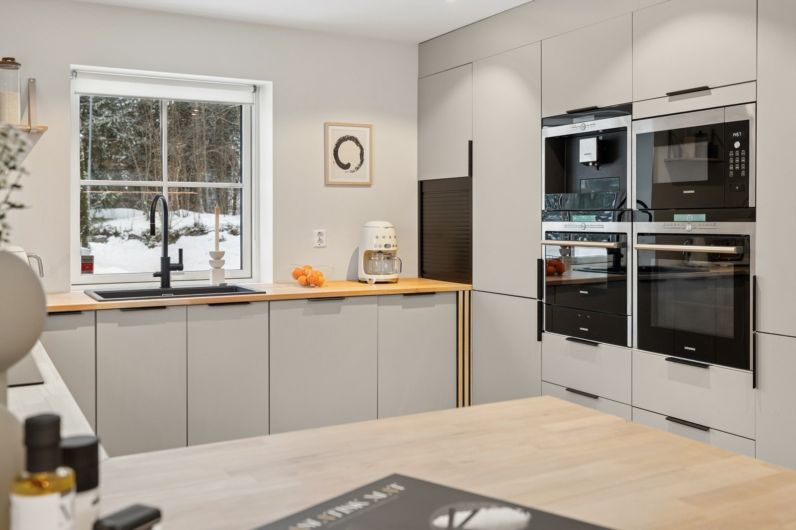 Kjøkkenet er utstyrt med fullt sett integrerte hvitevarer Galleribilde