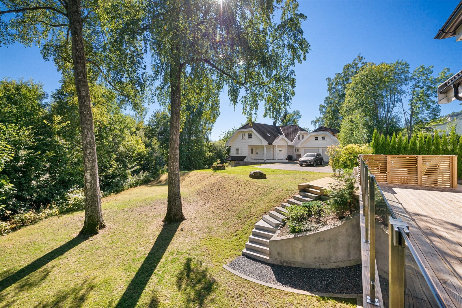 Hagen er pent opparbeidet med støpte trapper og utstrakt bruk av kantsten. Bildet er tatt sommeren 2022 Galleribilde