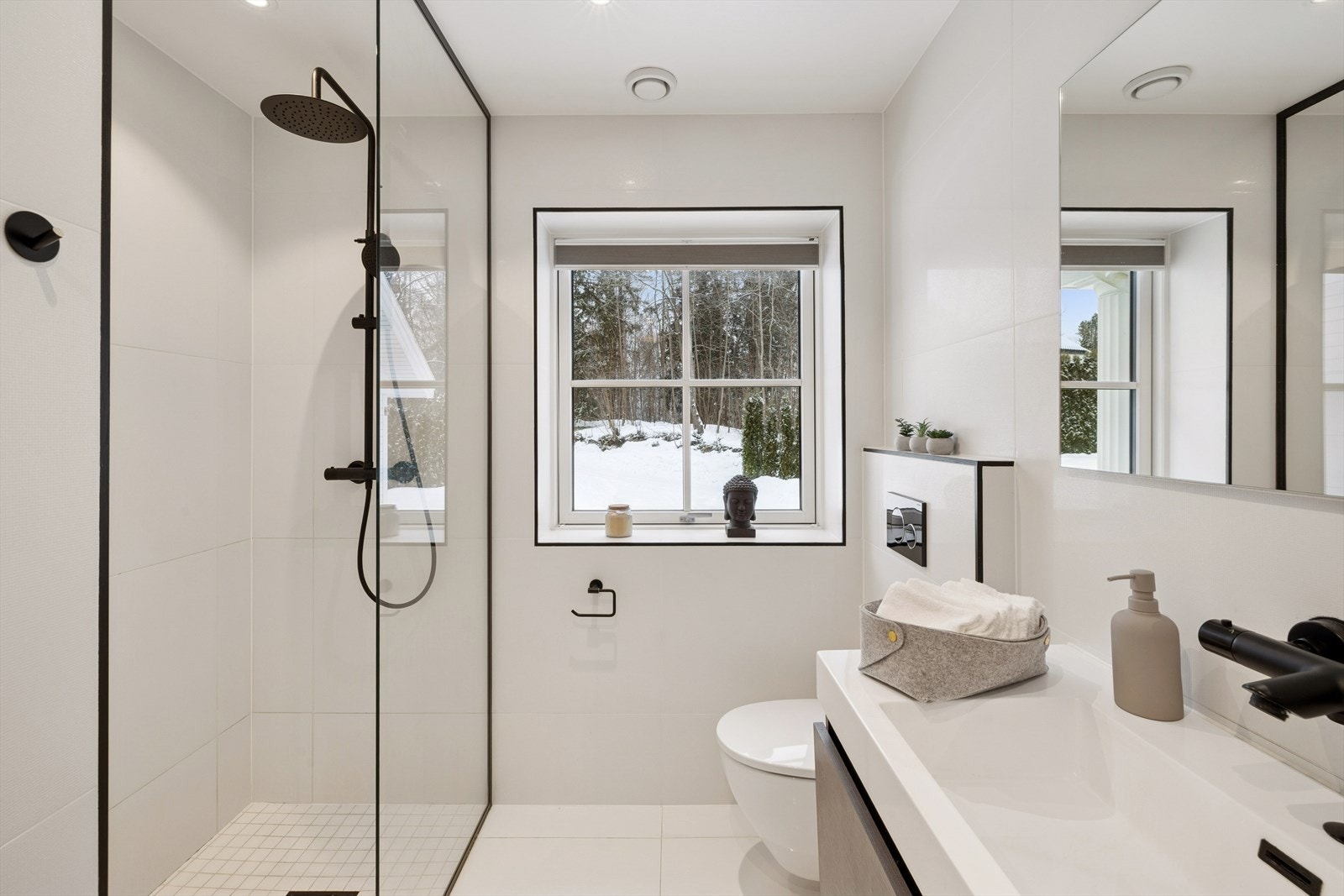 Lyst og delikat baderom i 1. etasje Galleribilde