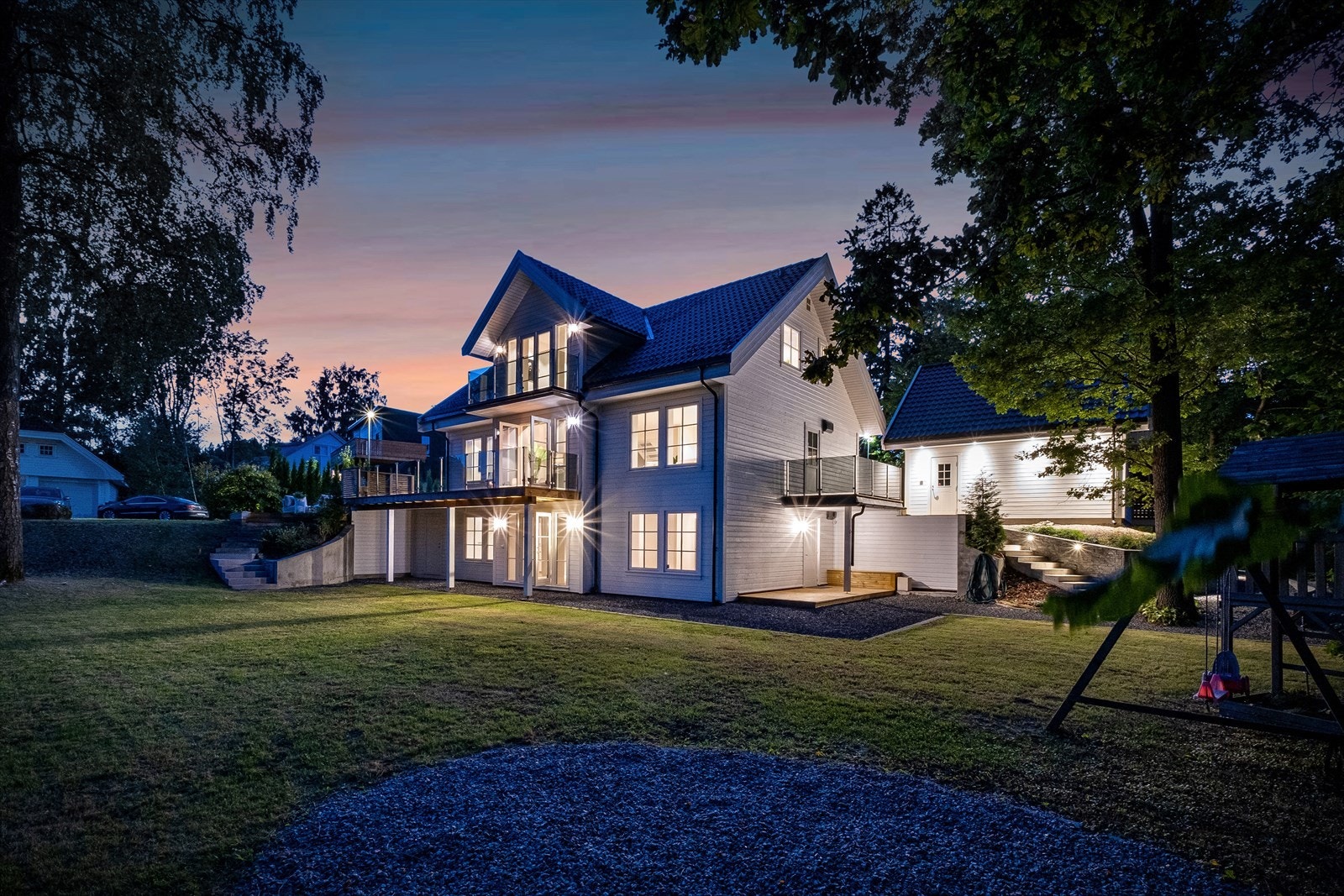 Fasade sett fra hagen. Bildet er tatt sommeren 2022 Galleribilde