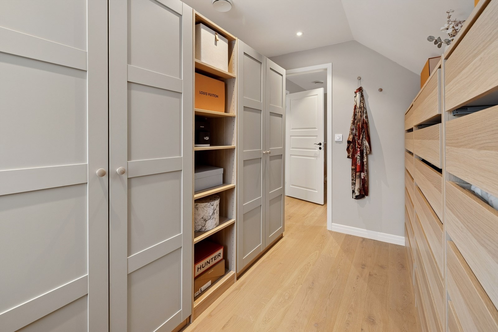 Garderoben kan med enkle grep omgøres til et 4. soverom i 2. etasje Galleribilde