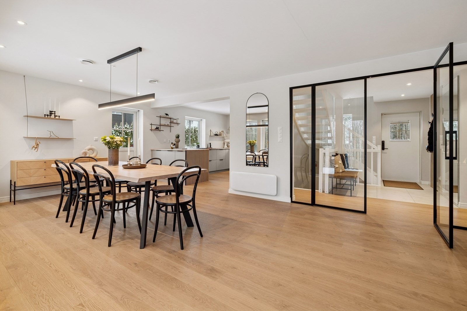 Spisestue mellom stue og kjøkken Galleribilde