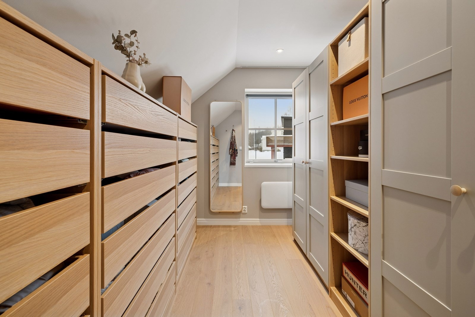 Hovedsoverommet har en romslig walk-in-garderobe Galleribilde