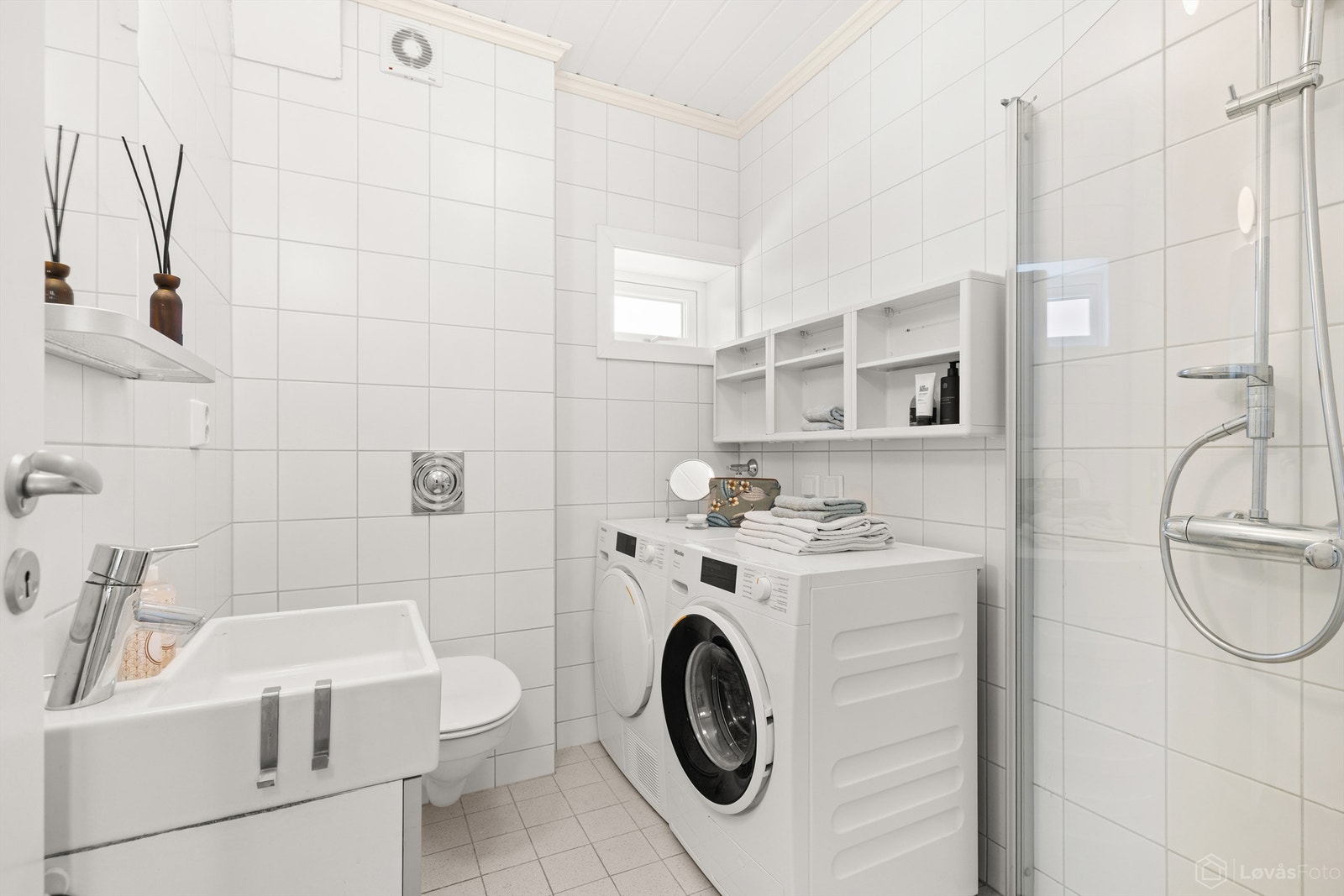 Bad med opplegg for både vaskemaskin og tørketrommel, pusset opp i 2008 Galleribilde