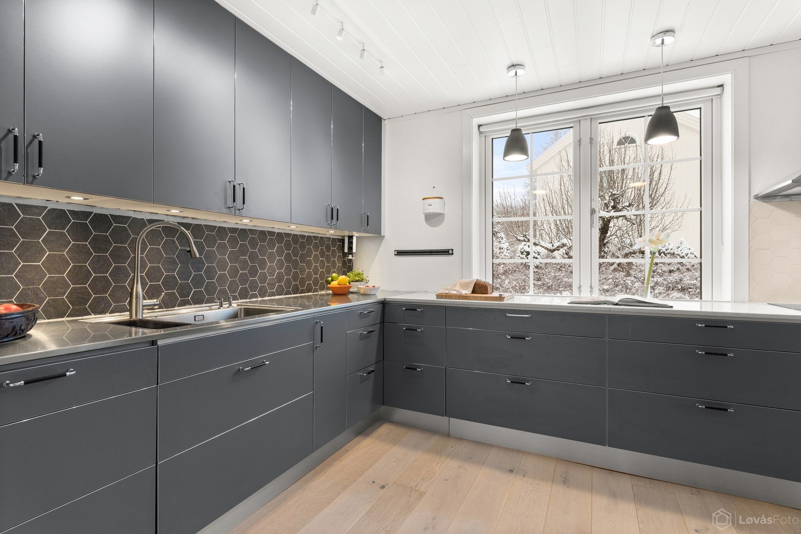 Benkeplater av stein og rustfritt stål Galleribilde