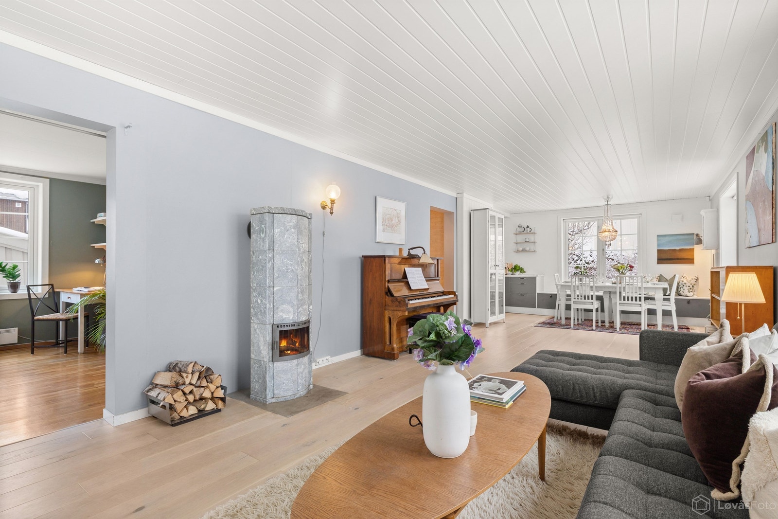 Stor kombinert stue og spisestue med vinduer mot øst, syd og vest som gir rommet godt med lys Galleribilde