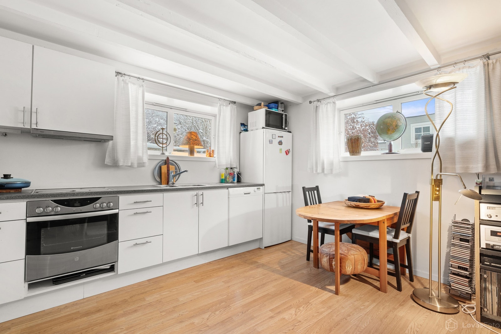 Kjellerstue med gulvvarme og åpen kjøkkenløsning Galleribilde