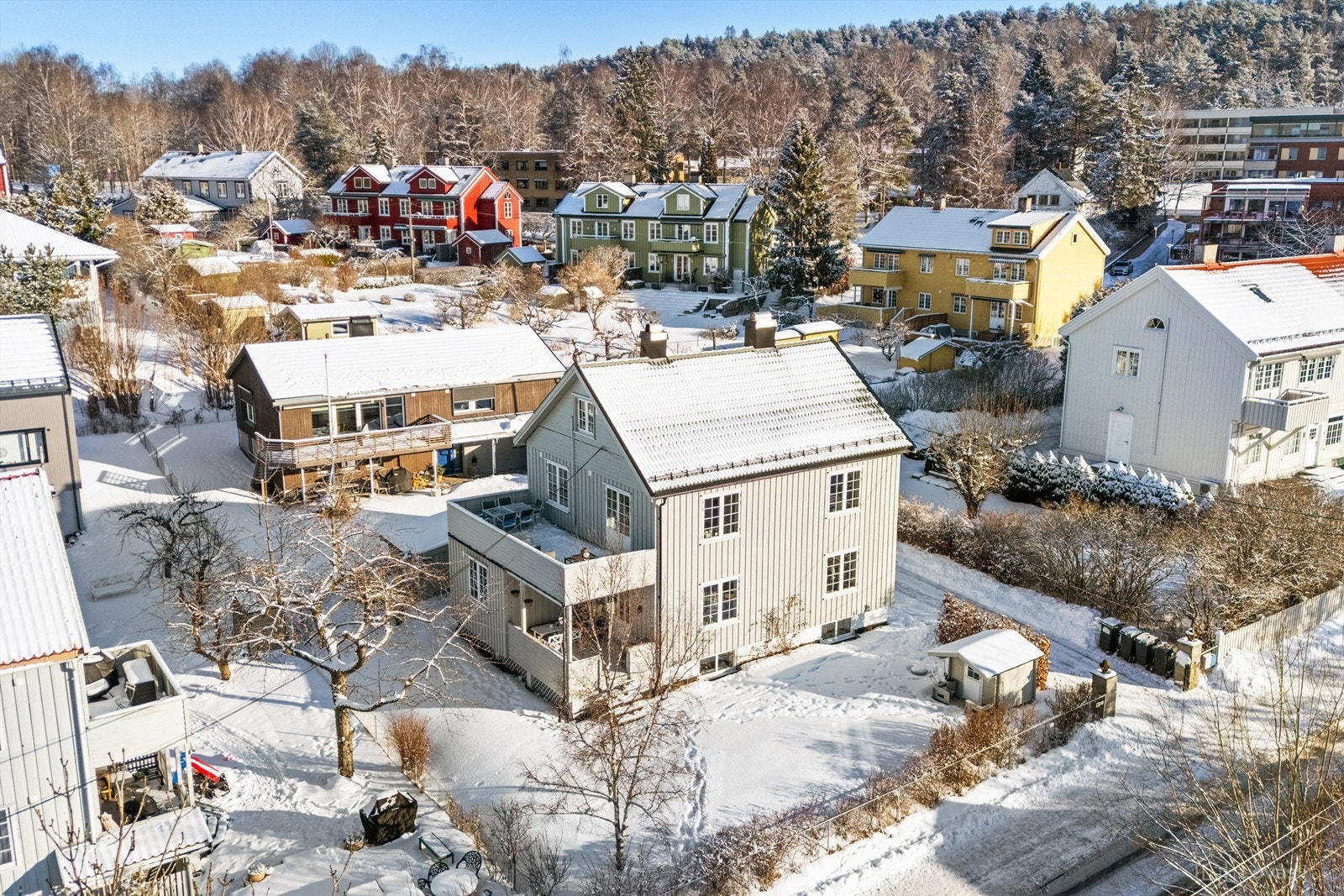 Sandstuveien 10 har en solrik og flott beliggenhet i populære og sjarmerende Holtet hageby Galleribilde