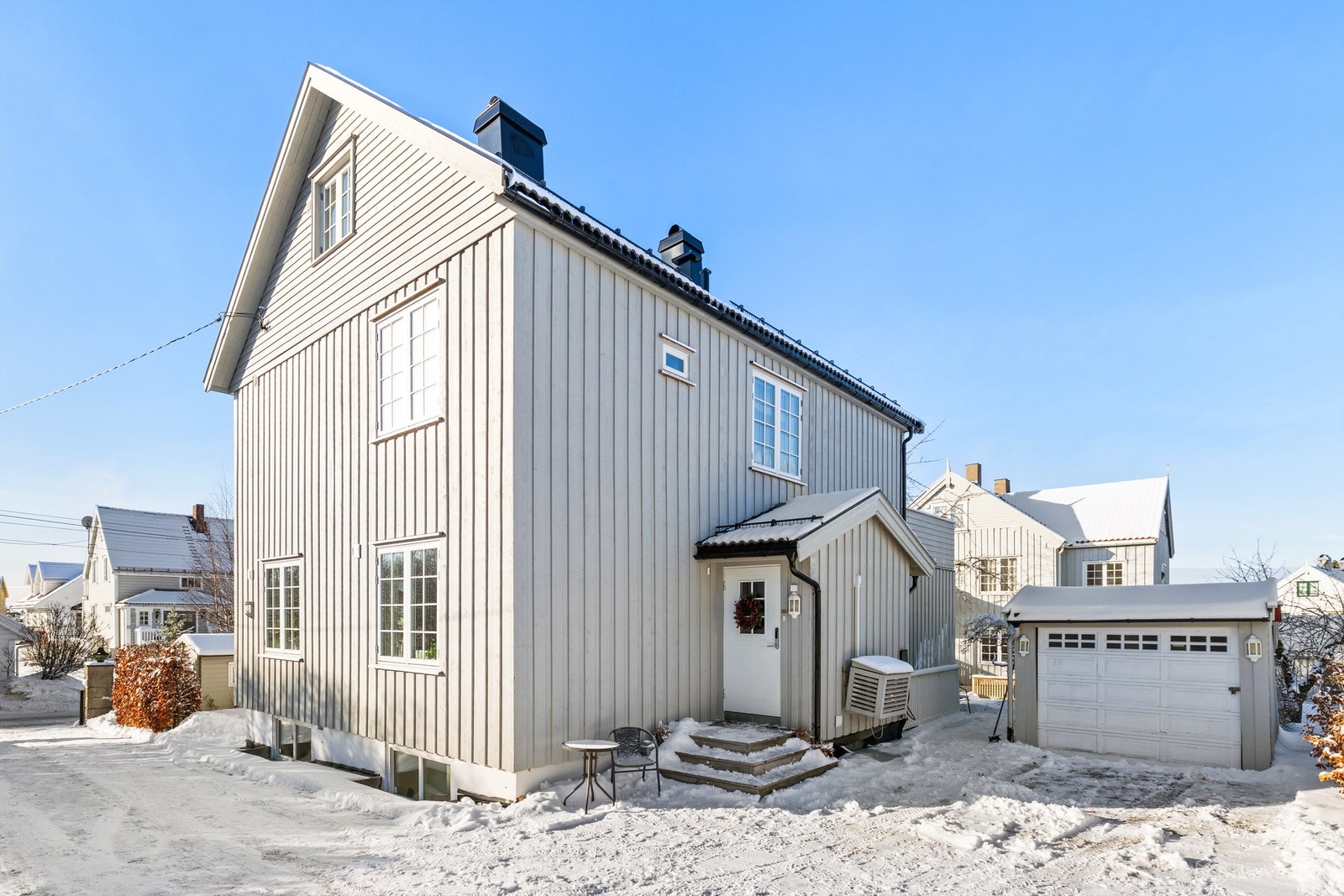 Alle vinduer ble byttet i 2018, fortuten kjellervinduene som ble skiftet i kjeller 2012 (bortsett fra 1 vindu i en kjellerbod) Galleribilde