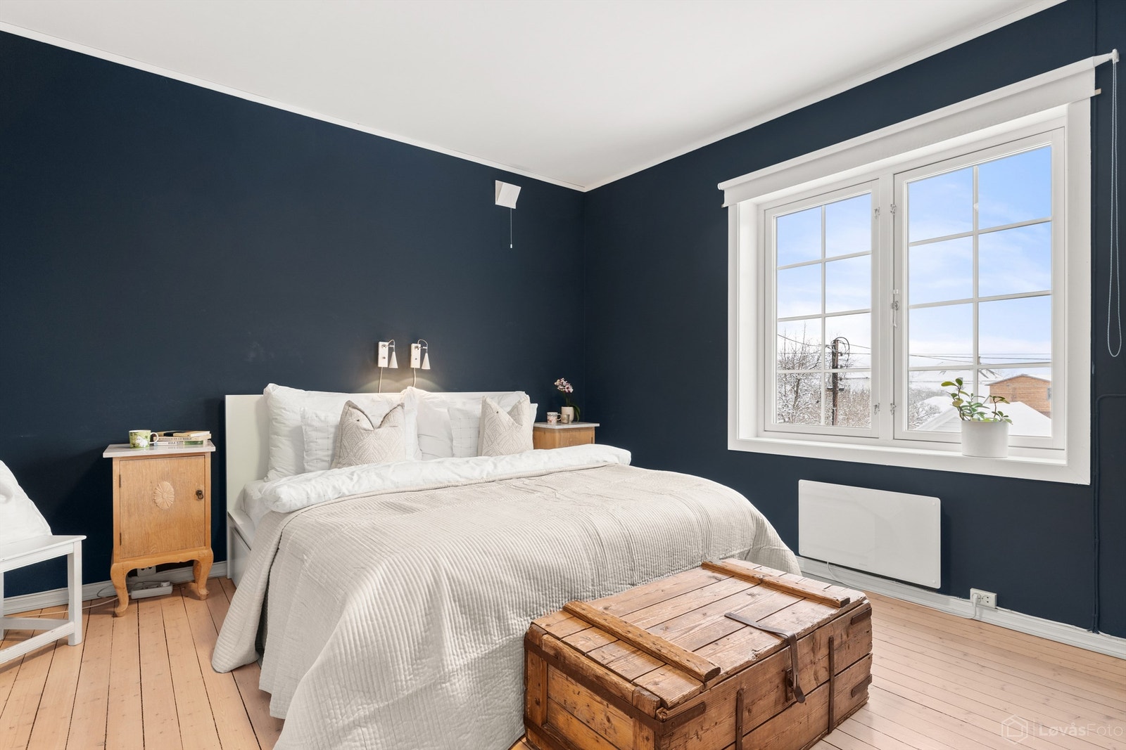 Romslig master soverom med eget tilliggende bad Galleribilde