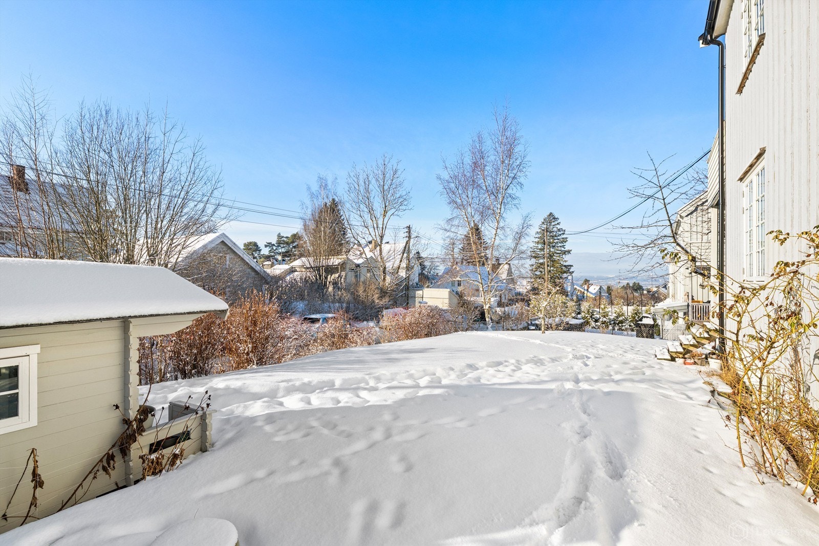Solrik hage med lekestue Galleribilde