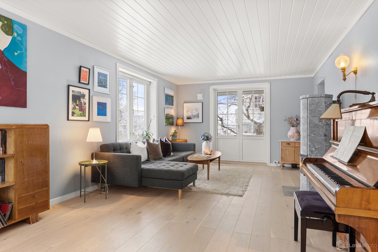 Utgang via doble terrassedører til vestvendt og overbygget terrasse og videre til hagen Galleribilde