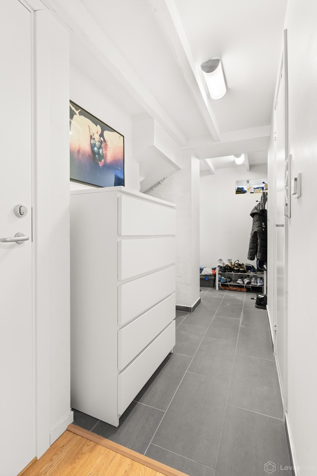 Entré med egen inngang via utvendig kjellertrapp. Gulvfliser med varmekabler, lagt nytt i 2012 Galleribilde