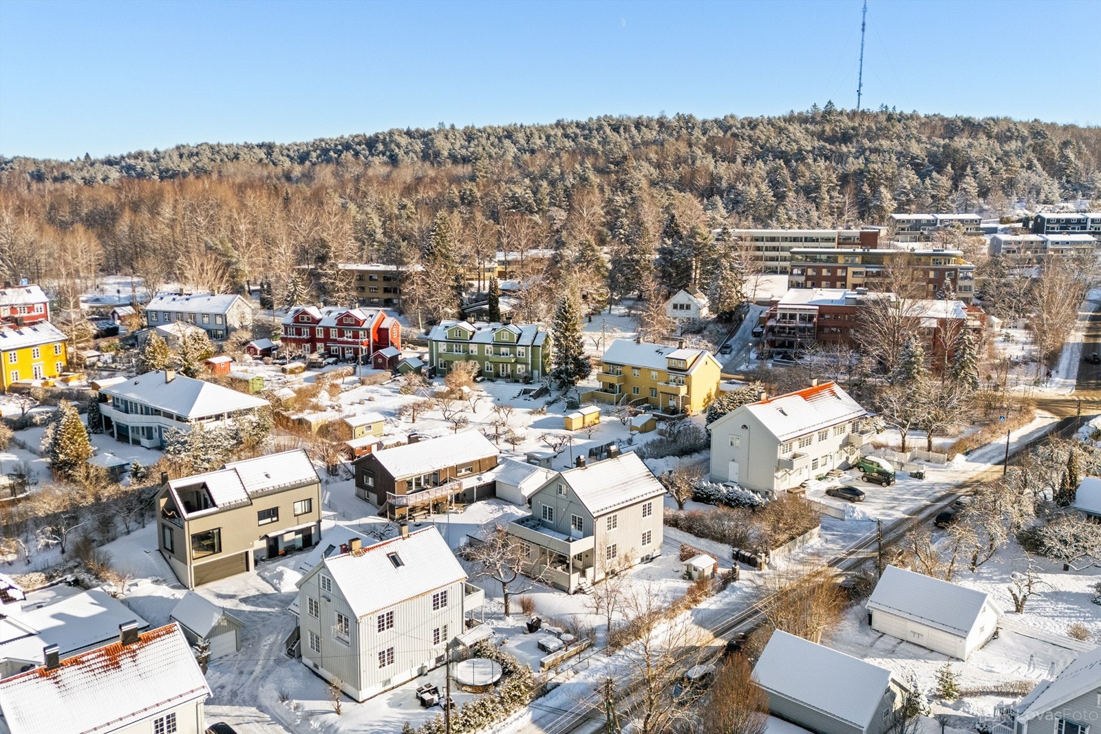 Fra eiendommen er kun noen få minutters gange til bl.a. trikkeholdeplassen og idrettsbanen på Sportsplassen, skoler og servicetilbud på Holtet, samt til friområder på Ekebergsletta og i Byskogen Galleribilde