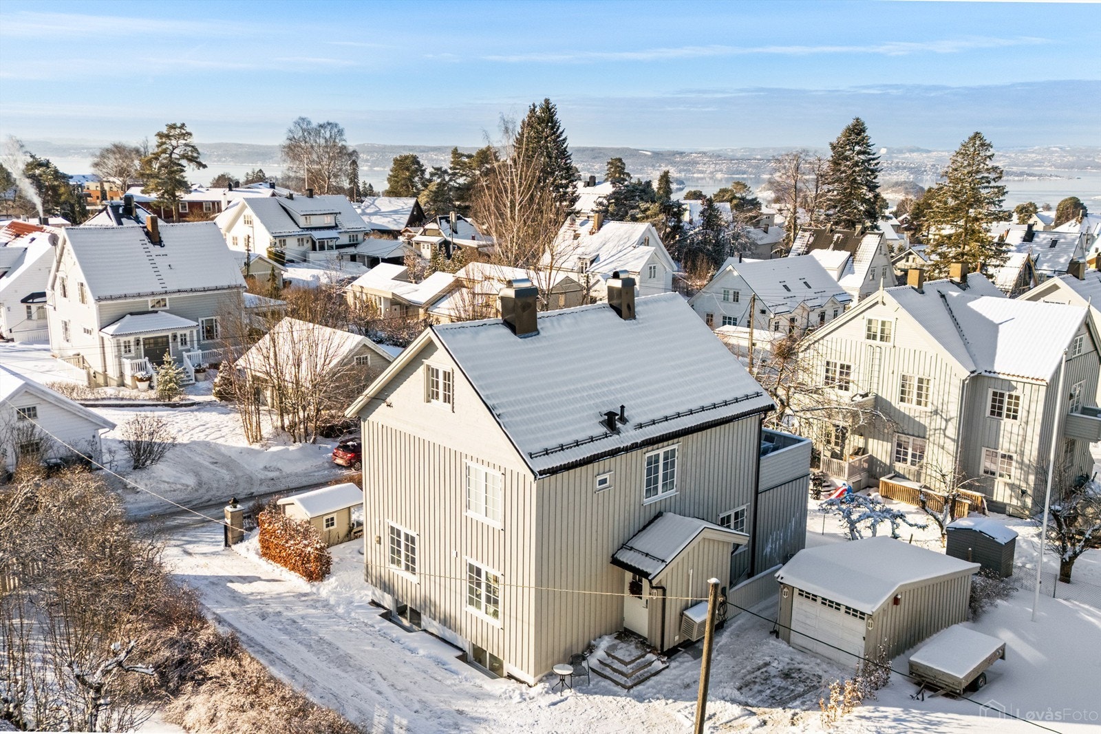 En stor og romslig villa i klassisk stil, oppført som en del av Holtet Hageby husene. Villaen har en innholdsrik og god planløsning som gir flere bruksmuligheter, bl.a. med hybel i kjelleretasjen Galleribilde