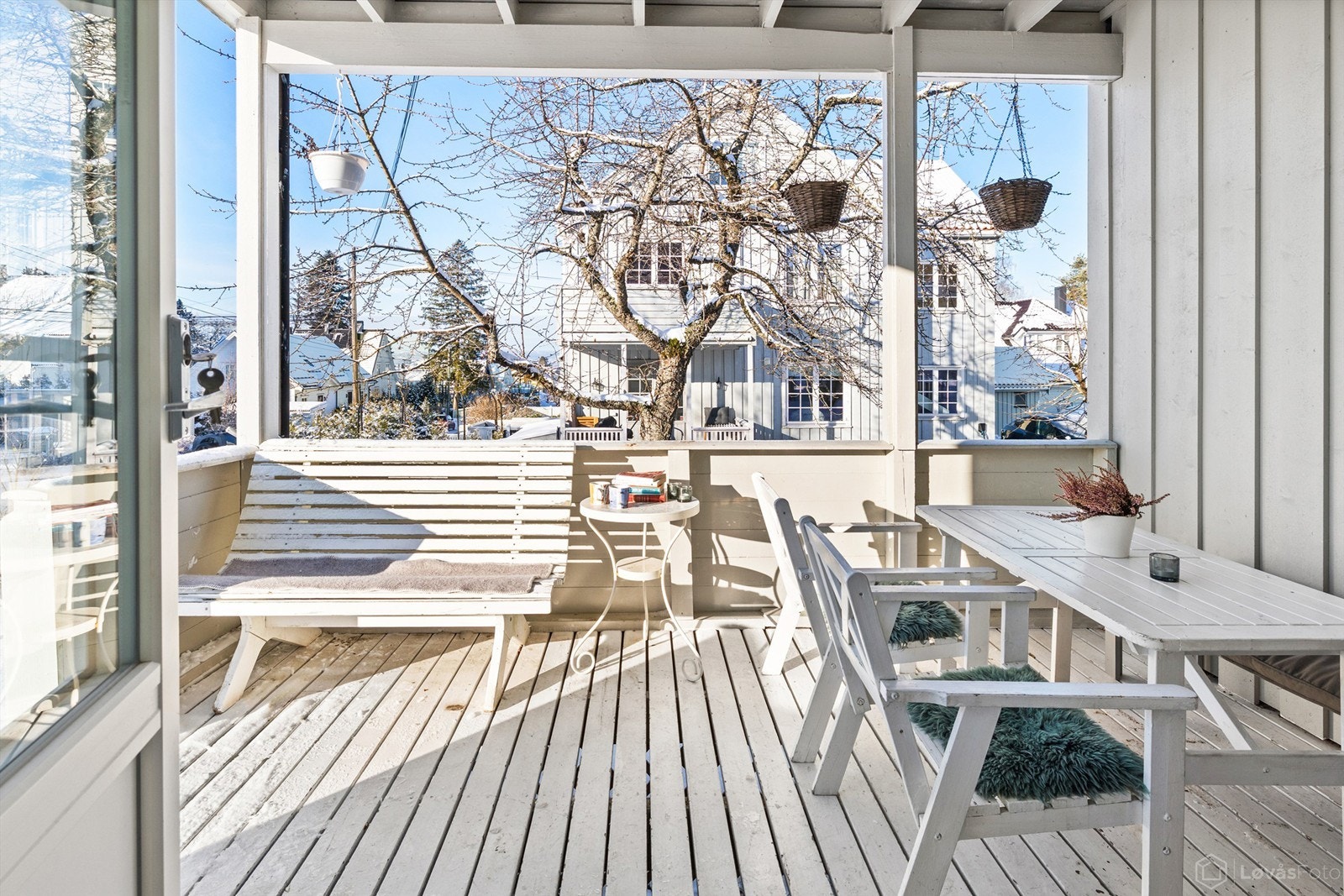 Utgang fra stuen/spisestuen til overbygget terrasse på 12 kvm Galleribilde