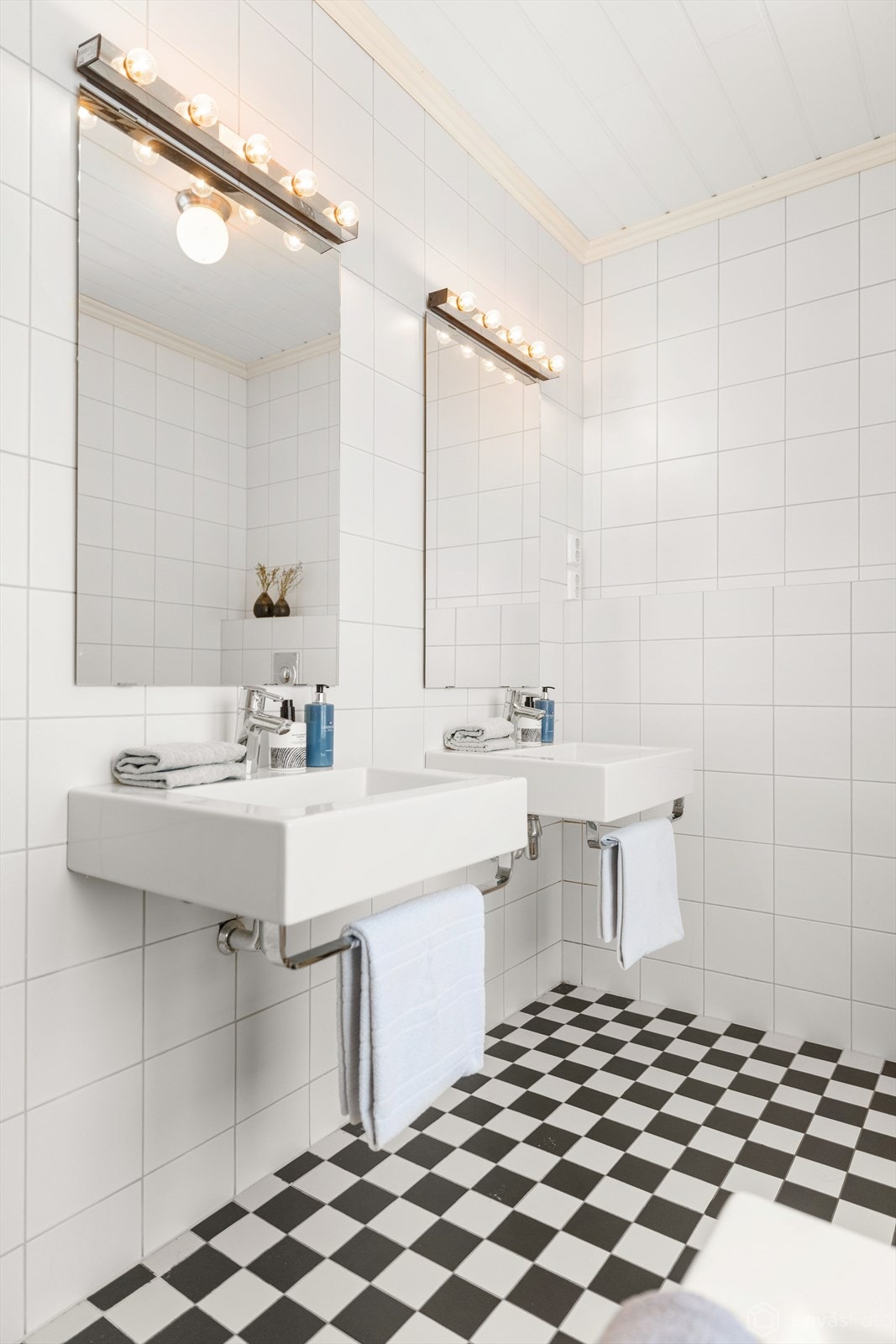 2 stk. vegghengte servanter Galleribilde