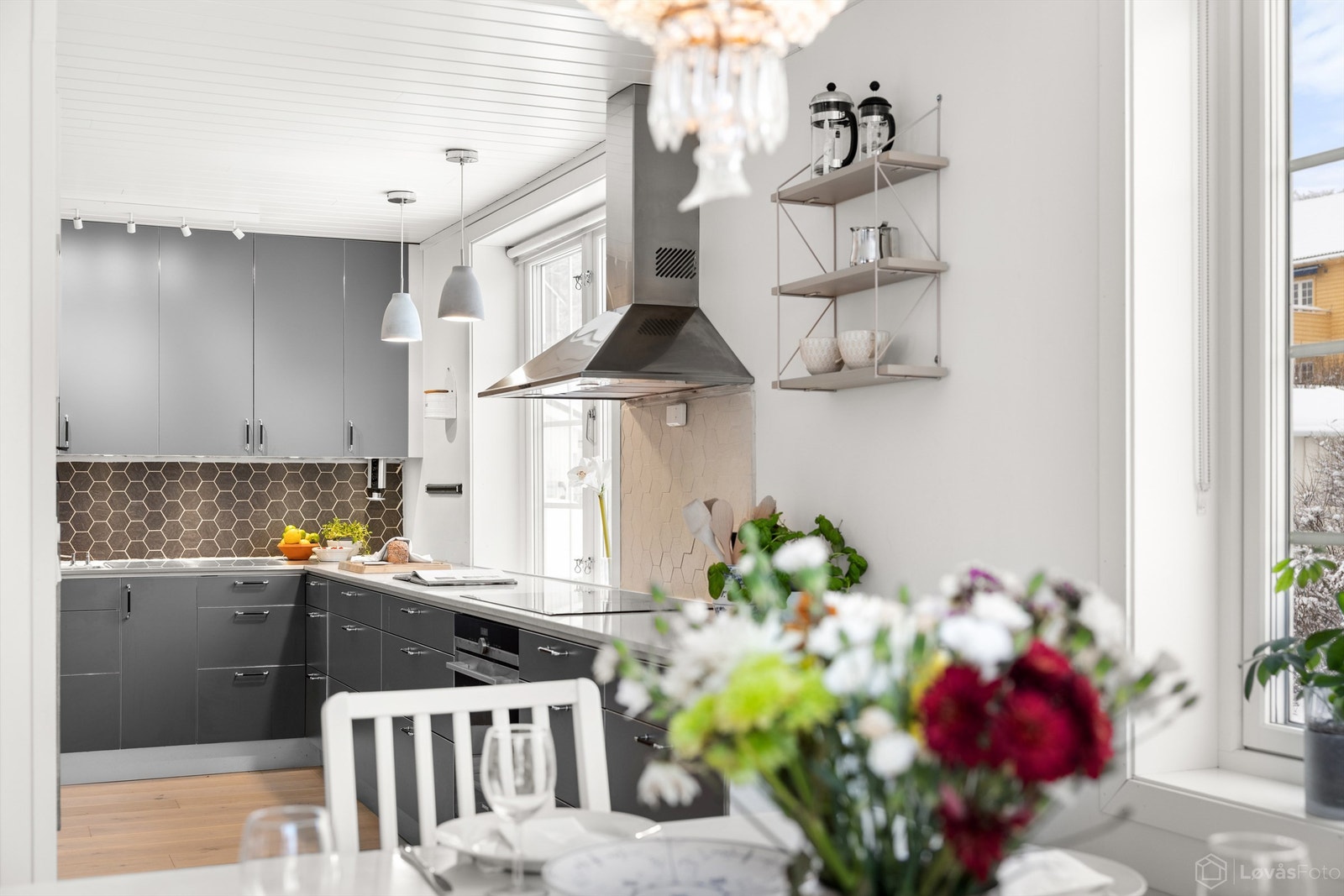 Kjøkkenet ligger i delvis åpen løsning til spisestuen Galleribilde