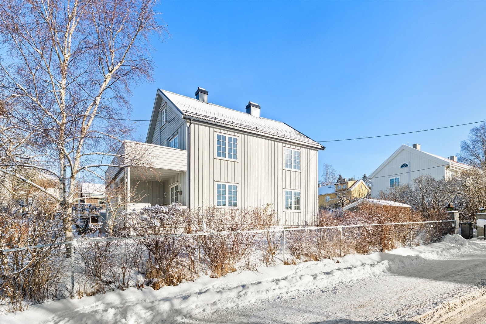 Velkommen til Sandstuveien 10 i Holtet Hageby- Stor og solrik klassisk villa | Hybel | 2 terrasser | Hage | Garasje Galleribilde