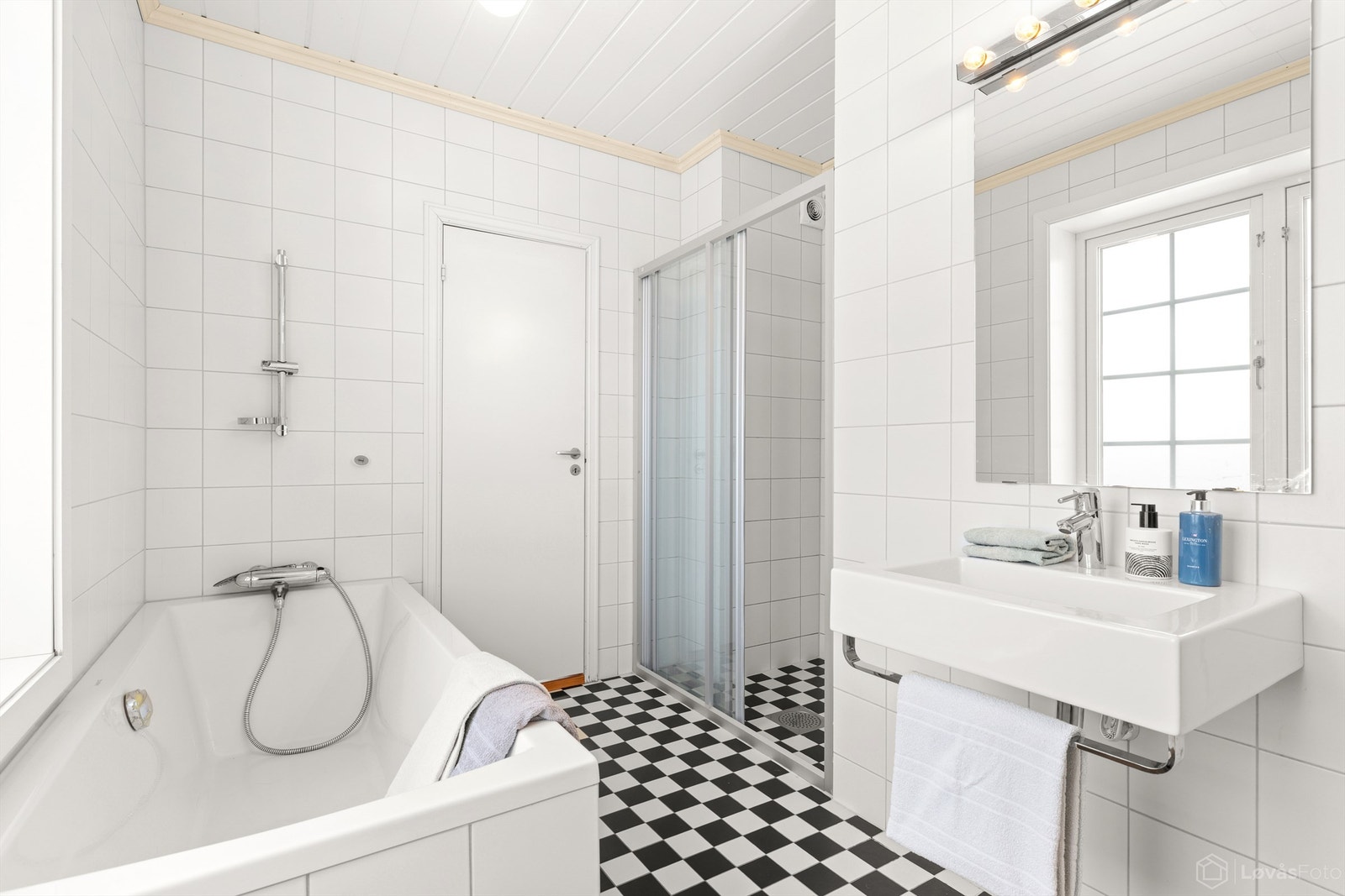 Både badekar og dusj Galleribilde