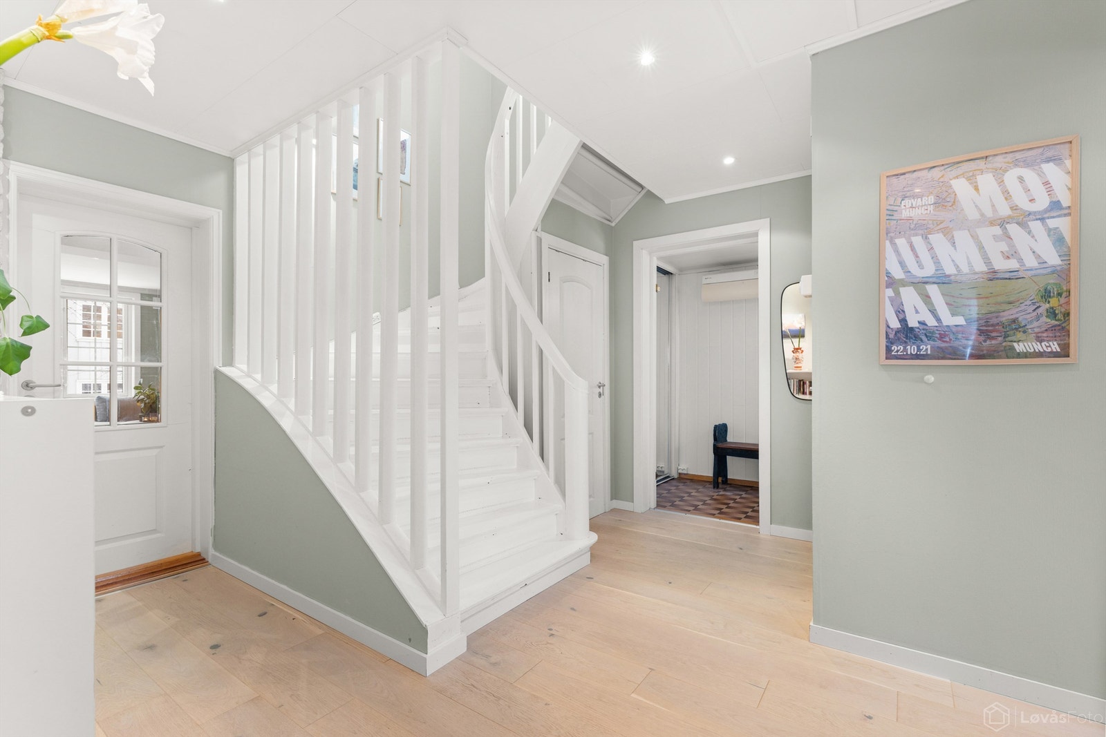 Romslig hall med 1-stavs parkett på gulvet Galleribilde