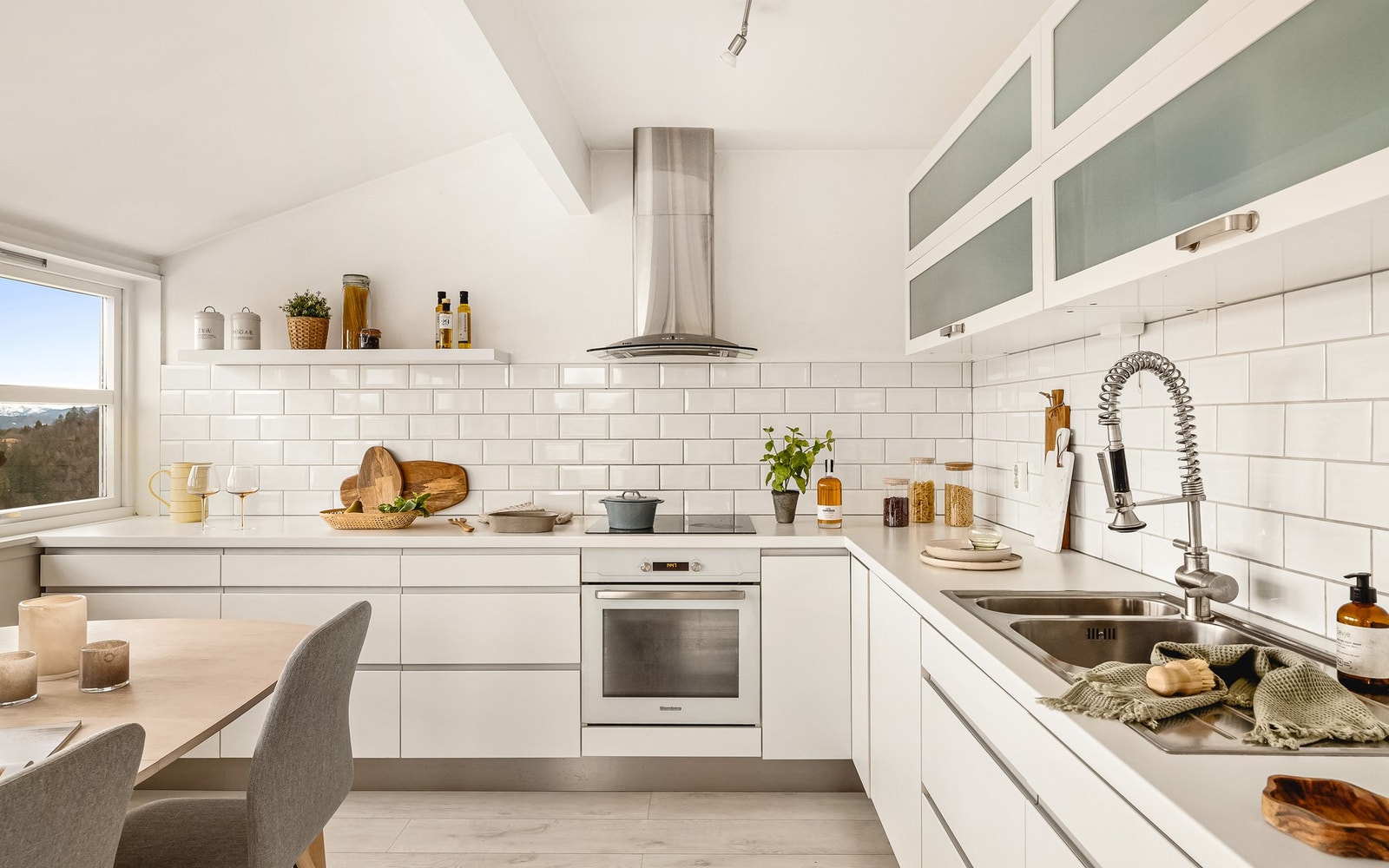 Her er det godt med både arbeids- og oppbevaringsplass, perfekt for den som liker å briljere på kjøkkenet! Galleribilde