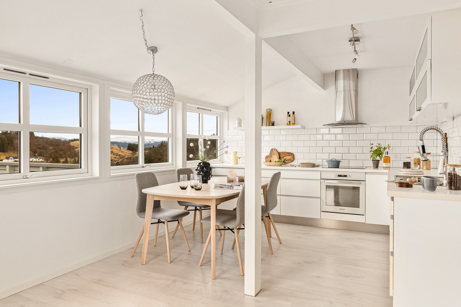 Pent og tidløst kjøkken med slette fronter og laminert benkeplate Galleribilde