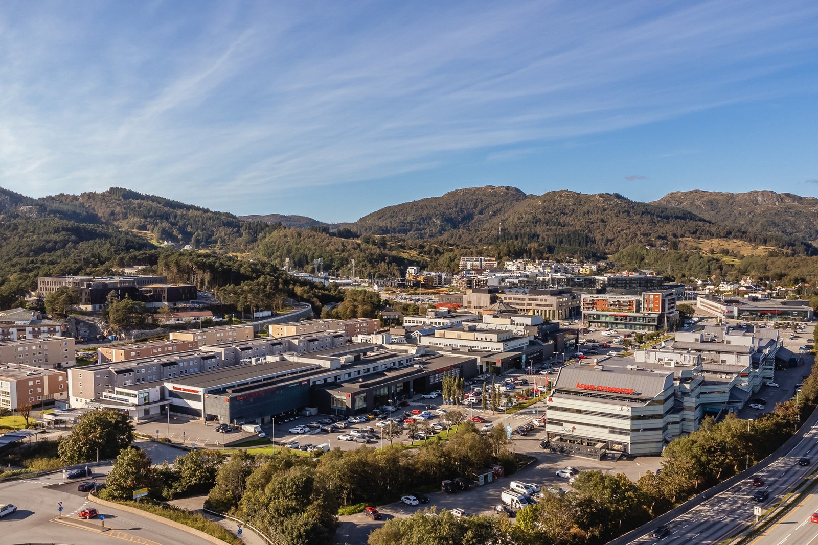 Det er kort vei til Åsane terminal som har et bredt kollektivtilbud med hyppige avganger Galleribilde